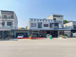 em bán nha mặt đường go thông tin lô đất:
diện tích: 250 full thổ cư mặt tiền 12,50m