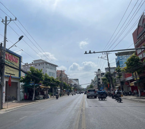 cần ra nhà xịn ngộp ngân hàng 195m2 full thổ mặt tiền