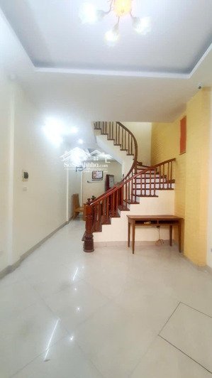 nhà đẹp, thoáng mát, ở sướng. chỗ thuê nhà riêng phố vĩnh hồ. gần ô tô.