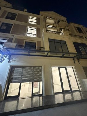 cho thuê np 70tr khu mahattan glory 176m2 htnt-thang máy, máy lạnh. mặt tiền nxlp đối diện trường.