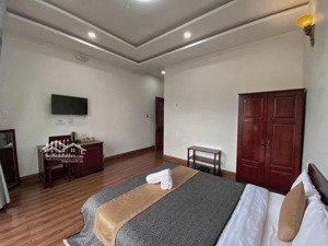 cho thuê khách sạn 12 phòng ngủ, có gpkd, pccc, thang máy, tại đường chính phường 2.