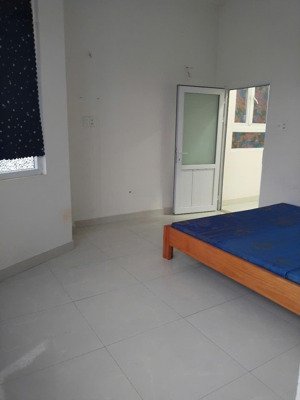 cho thuê căn hộ khu vực ngã 5 đại học, gồm 1 phòng ngủ, 1 bếp, 1wc. cửa sổ rộng và thoáng nắng.
