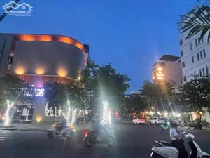 NGUYỄN CÔNG TRỨ, LÔ GÓC ĐẸP, 3 TẦNG 3 MÊ VÀO Ở NGAY – Ô TÔ ĐỖ CỬA – CHỈ 5,X TỶ, ĐÔ BỘ TẮM BIỂN