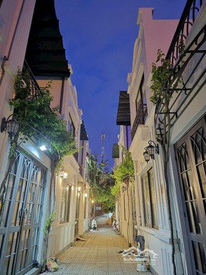 nhà thiết kế như phố tây cách biển nha trang chỉ 1km mà giá chỉ 2850