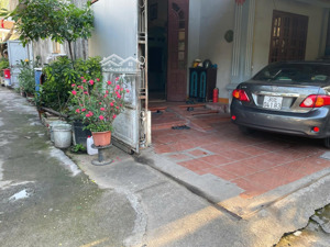 chính chủ cần bán nhà mái thái 2 tầng đối diện chợ km9, sau nhà có 04 phòng khép kín cho thuê