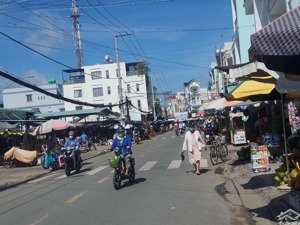 cần bán gấp lô đất ngay tthc kế bên nh sacombank, ngay nhà dân đang ở tiện kinh doanh, đất ở đô thị