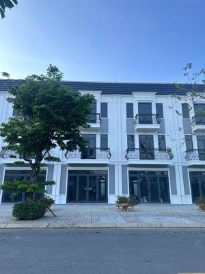 bán nhà mới xây dựng 1 trệt 2 lầu 1 tum sân thượng 4,3 tỷ, 110m2 mặt tiề 12m vỉa hè 8m.