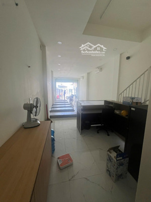 mặt tiền 4,5x17m 3 lầu suốt, làm showroom, vp, cty studio giá 27tr/tháng