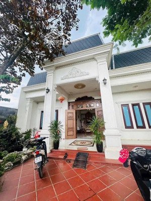 nhà biệt thự sân vườn có hồ cá koi dt 250m2 full thổ cư, giá ngộp hơn 3 tỷ