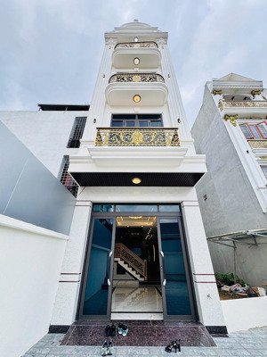 siêu phẩm tđc sao sáng. 61m xây 4,5 tầng thang máy. đường thông thương 15m cả vỉa hè