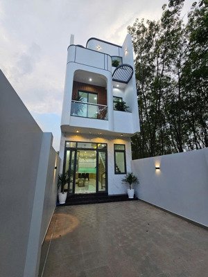 nhà 2 lầu đẹp tuyệt vời khách ơi mặt tiền kinh doanh nhựa 12m ngay bệnh viện tỉnh 1500 giường tỉnh