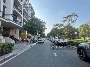 nguyên căn nhà phố cho thuê giá tốt: 70 triệu/ tháng. toạ lạc vị trí đẹp sầm uất tại kdt vạn phúc.