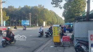 dãy trọ mt kdbb cực sung mt đường d9-lh kcn bàu bàng , dt : 5 x 30 , gồm 1 ki ốt và 4pt