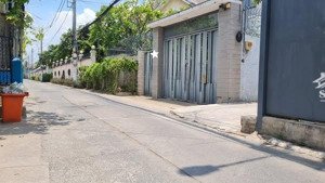 đất diện tích 120 m2 , ngang 4m dài 30m, đường trước nhà 5m, đã có sổ, xây dựng tự do.