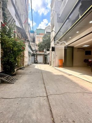 bán nhà nát tại bùi thị xuân, 3,9 tỷ, 45m2, khu dân cư an ninh, nhiều tiện ích, sổ sẵn, bớt lộc