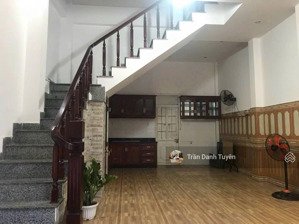 cần bán nhà 3 tầng mặt tiền lạc long quân, giá 4,95 tỷ. lh: 0886966669