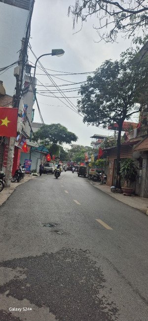 bán nhà mặt hoàng công chất . dt. 50 m2 * 2 tầng . mặt hoàng công chất . kd....sầm uất ..giá . 4 tỷ