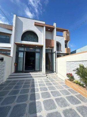 bán nhà dt 162m2 cách bãi biển phước bình huyện long điền 700m có 2p ngủ, p khách lớn và sân ô tô