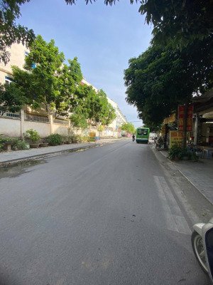 đất vuông đẹp, ô tô đỗ gần cửa. tiện ích ngập tràn. gần kđt đô nghĩa, đh phenikaa. alo e giang