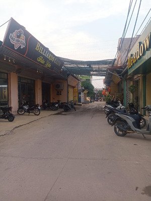 nhà trục chính kinh doanh cách cổng khu công nghiệp bắc thong long 300m lh 0982998382