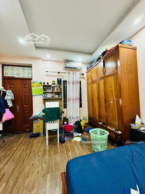 phòng full nội thất. nóng lạnh điều hoà sàn gỗ. giường tủ ngay bách kinh xây