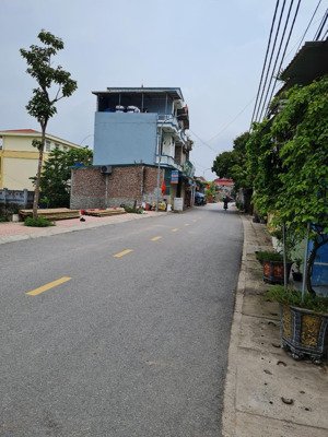 mảnh đất gần trường học, chợ, ubnd, ô tô vào tận đất giá chỉ 2,5 tỷ.
liên hệ để xem đất : 096921021