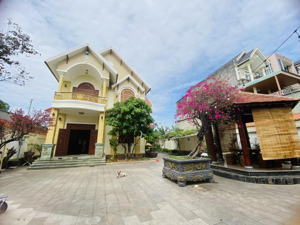 biệt thự vip full gỗ mặt tiền sát big c dĩ an khuôn viên 554 m2 lh 0908979506