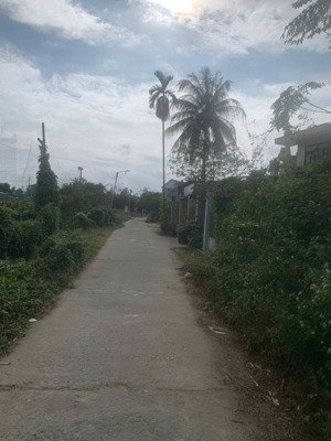 170mv ngang 8.5m đối diện sân bóng đá và trường học nguyễn khuyến