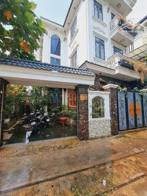 biệt thự mặt tiền siêu đẹp dt 11 x 12m - 3 tầng - bà điểm - cạnh bx an sương tặng toàn bộ nội thất