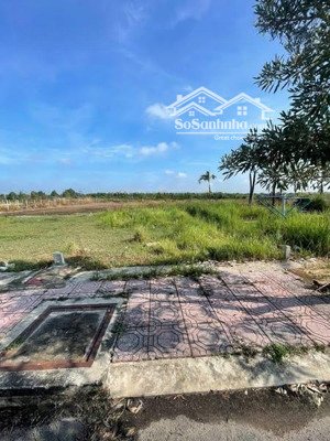 đất trong khu dân cư , đất của ông anh , nay cần bán lại giá 590tr , đất có sổ. diện tích 120m2.