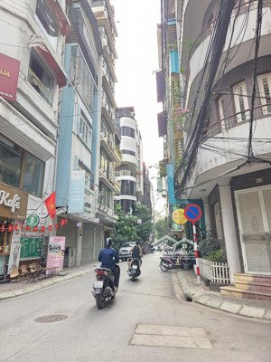 siêu phầm tòa nhà văn phòng phố nguyên hồng 8 tầng. mặt tiền 17m. lô góc. dòng tiền khủng