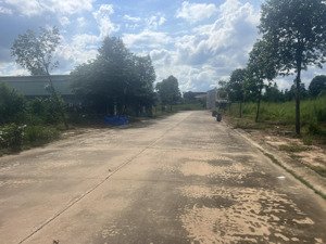 cần bán 100m2 (5 x 20) ,full thổ cư, sổ riêng, ngay cổng chào bd - giáp tp. hcm, đường ô tô-2ty350