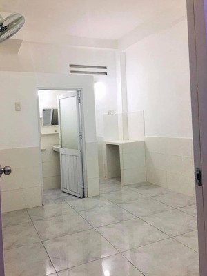 phòng ngay chợ phạm văn hai - giá siêu hạt dẻ thuận tiện đi các quận trung tâm, qua sân bay