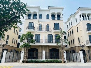 cần tiền bán gấp song lập vườn hoa 127,5m giá chỉ 16,7 tỷ sẵn sổ đỏ.