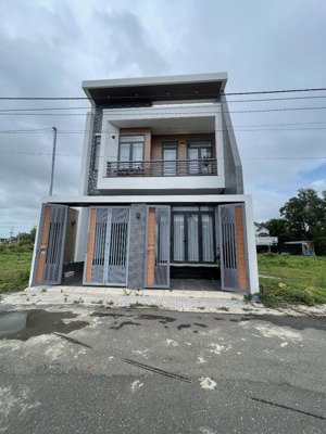 bán nhà đẹp 1 trệt 1 lầu 3pn, nội thất cao cấp thiết kế hiện đại, dt 113.8m2 tại hòa long 3tỷ25
