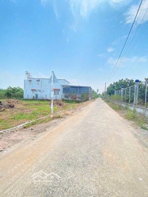 cần bán gấp lô đất tại khu đô thị mới bến lức long an , 120m2.