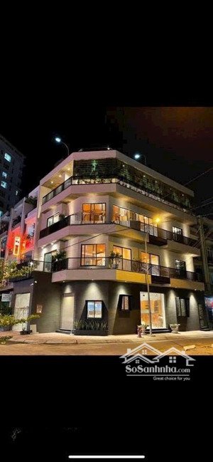 khách sạn 8 tầng 55 phòng thu 350triẹu/ tháng.