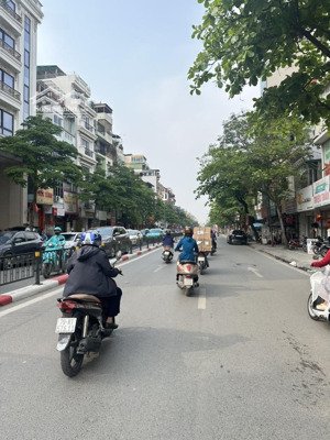 tôn đức thắng- đống đa- thang máy- cách 1 nhà ra mặt phố- phù hợp cho gia đình ở- kinh doanh tiện l