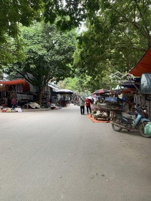 tôi bán đất lô góc dt 100m2 x mt 18m kđt xa la hà đông, kinh doanh vp, có vỉa hè. giá: 24.7 tỷ sđcc