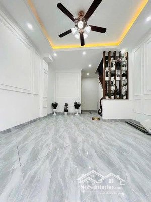 cho thuê nhà riêng 40m*7 tầng, thang máy, ngõ 58 đào tấn, ba đình, giá 25 triệu.