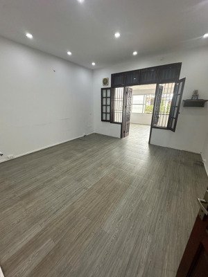 cho thuê siêu phẩm mặt phố__ rẻ nhất khu vực 80m2 giá 6triệu. mặt đường hoàng ngân__quan nhân