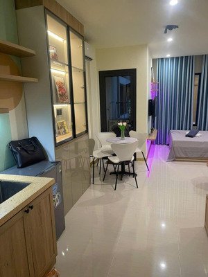 cho thuê căn studio tầng trung bc đông nam giá 5tr5 bao phí . full nội thất xịn