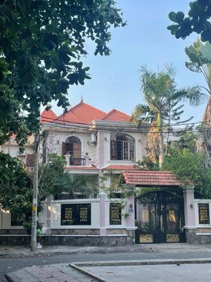 bán biệt thự mặt tiền phổ quang- tân bình. diện tích : 9x 24m- 3 tầng . giá : 31 tỷ