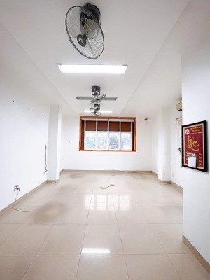 cho thuê nhà mặt tiền 30 tháng 4 . thang máy . pccc đầy đủ . trung tâm tp
