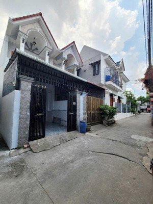 nhà ngay giáo sứ long thành, dt 67m2/2ty2. đường rộng 8m, chủ ngộp cần ra gấp sổ sẵn sang tên