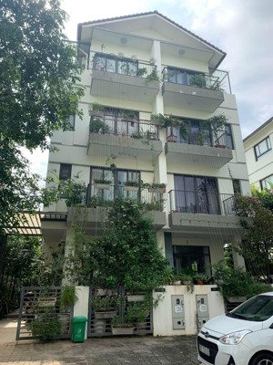 nguyên hồng - đống đa. biệt thự song lập đẳng cấp thượng lưu. khu nhà giầu cực víp sang xịn ở sướng