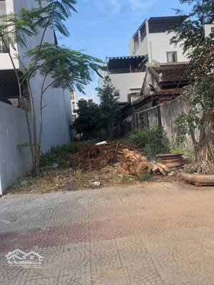 chủ gấp bán đổi chỗ ở nơi khác cho con nên cần bán nhanh lô đất đường tố hữu. lô đất sạch đẹp.