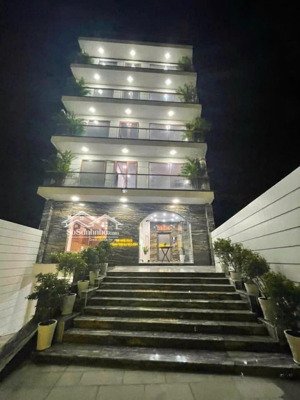 khách sạn thu nhập 300tr/ tháng tâm huyết cần bán gấp ngay sát bến xe miền đông : 0933352944