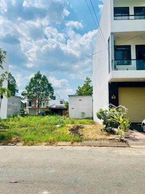 chính chủ cần tiền bán lô đất gần chợ nàng mau mtđ. tạ quang tỷ 2 nàng mau vị thuỷ hậu giang 550tr