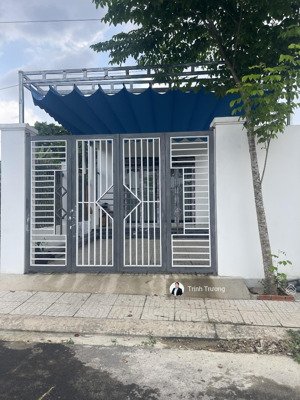 nhà đẹp bán gấp cách ql1a 500m , bình minh trảng bom đồng nai 1 tỷ 550 , cách trường igc thđ 300m .